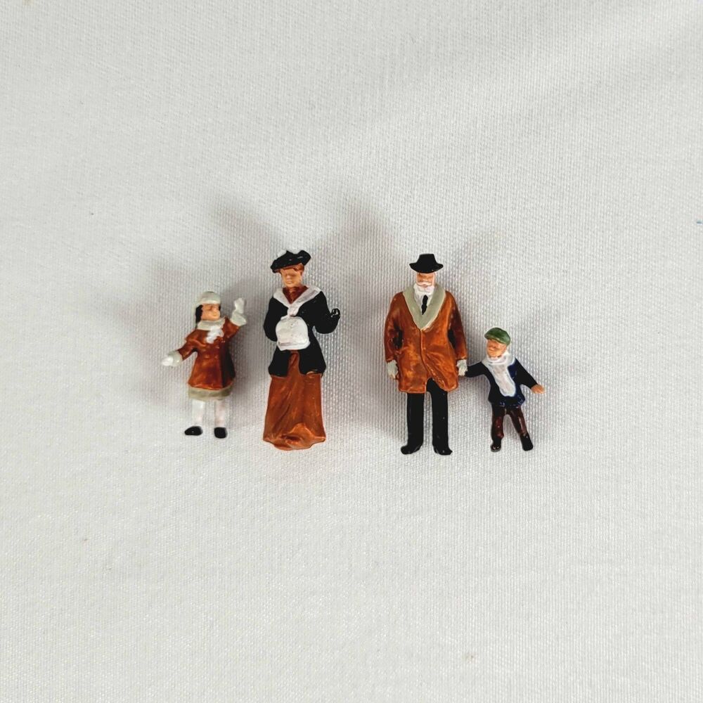 Preiser PR12184 Family in Winter 1900 Christmas Holiday Village Figure Set of 3
